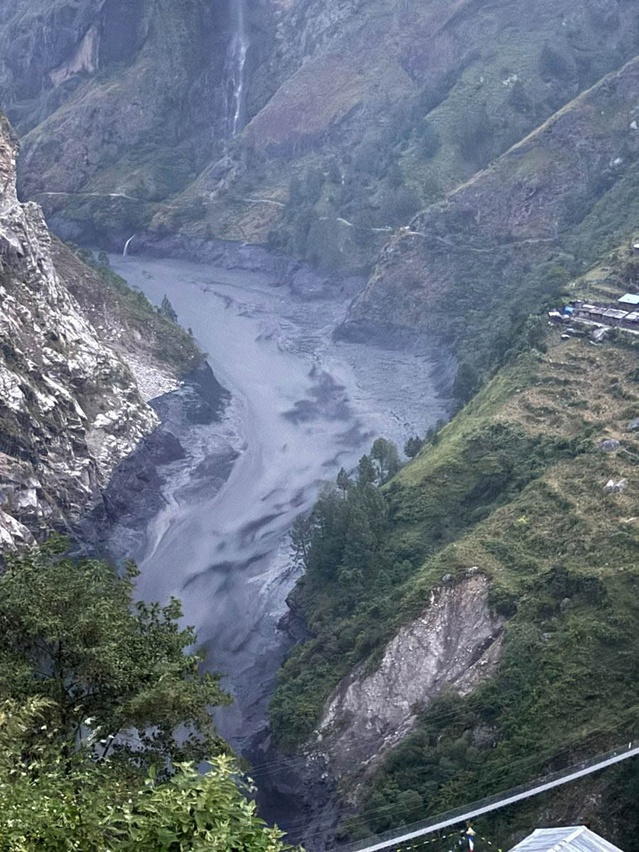 Manaslu'da selde mahsur kalan 100'den fazla yabancı dağcı için kurtarma sürüyor