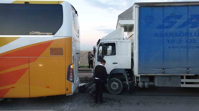 Malatya'da otobüsle kamyon çarpıştı, yaralanan olmadı, trafik 1 saat kontrollü aktı