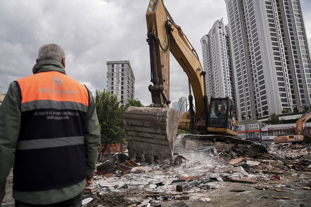 Sarıyer Ayazağa'da 19 dükkan ve Kur'an kursu yıkıldı, stadın yıkımı da tamamlandı