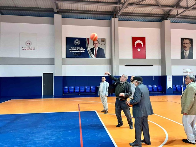 Bilecik Pazaryeri'de büyükler, Amatör Spor Haftası'nda basketbol ve voleybol oynadı