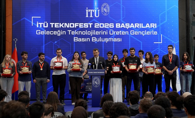 TEKNOFEST 2026'da 19 ödül kazanan İTÜ öğrenci takımları Rektör Mandal'la buluştu