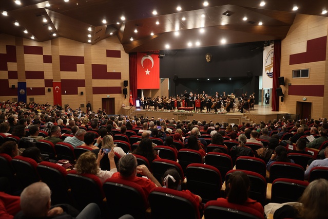 Edirne'de Cumhuriyet'in 103. yılı için Balkan Senfoni Orkestrası konser verdi