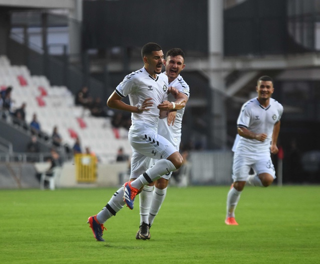 Transfer yasağı altındaki Altay, yarın Eskişehirspor'u Alsancak'ta konuk edecek