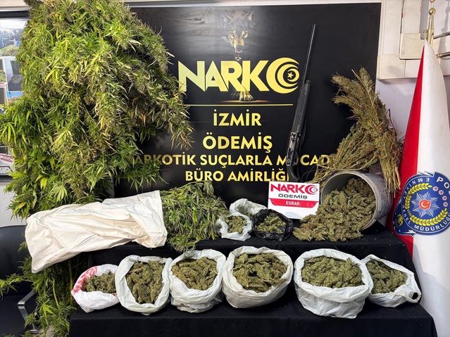 İzmir'de uyuşturucu operasyonunda 2 zanlı gözaltına alındı, 62 bin 384 hap bulundu