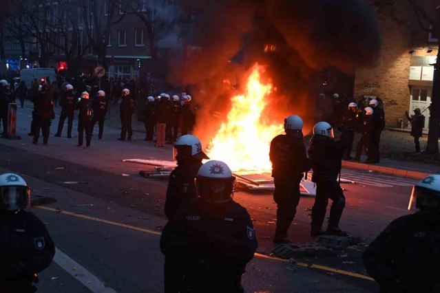 Hamburg'da protestocular barikatları ateşe verdi, polis biber gazıyla müdahale etti