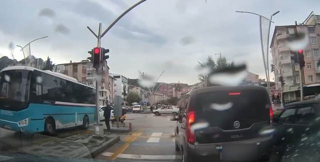 Tokat'ta sürücüler kenara çekilmeyen sürücüyü uyararak ambulansa yol açtı