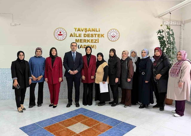 Tavşanlı Çukurköy'deki ADEM'de 3 aylık eğitimi bitiren kadınlar sertifikalarını aldı