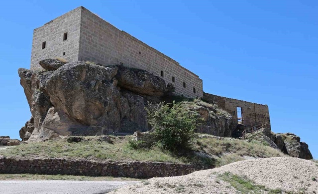 Aksaray Güzelyurt'taki Yüksek Kilise binlerce yerli ve yabancı turisti ağırlıyor