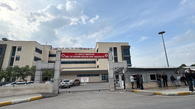 Antalya Konyaaltı'da uçurum kazasında ölen 3 kişinin cenazesi ailelere teslim edildi