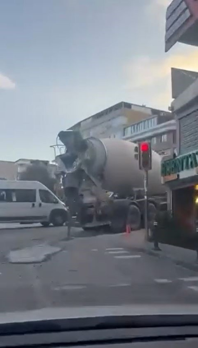 Küçükçekmece'de yola beton döken kamyon sürücüsüne toplam 109 bin 662 TL ceza kesildi