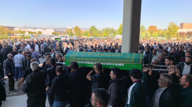 İddiaya göre sıkışarak ölen Niğdelioğlu'nun cenaze namazına yaklaşık bin kişi katıldı