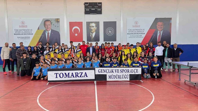 Kayseri Tomarza'da Cumhuriyet Kupası masa tenisi ve dart turnuvası yapıldı