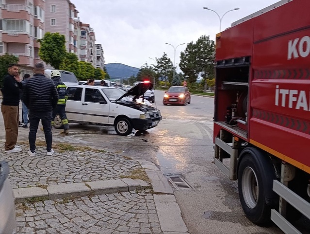 Konya Beyşehir'de otomobilin motoru alev aldı, yangını itfaiye söndürdü