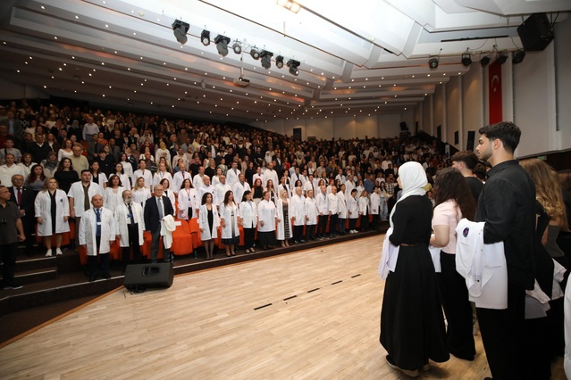 Akdeniz Üniversitesi'nde 330 tıp öğrencisi beyaz önlük giyerek hekimliğe adım attı