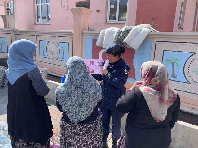 Jandarma, İscehisar'da 171 vatandaşı KADES ve Kadına El Kalkamaz hakkında bilgilendirdi