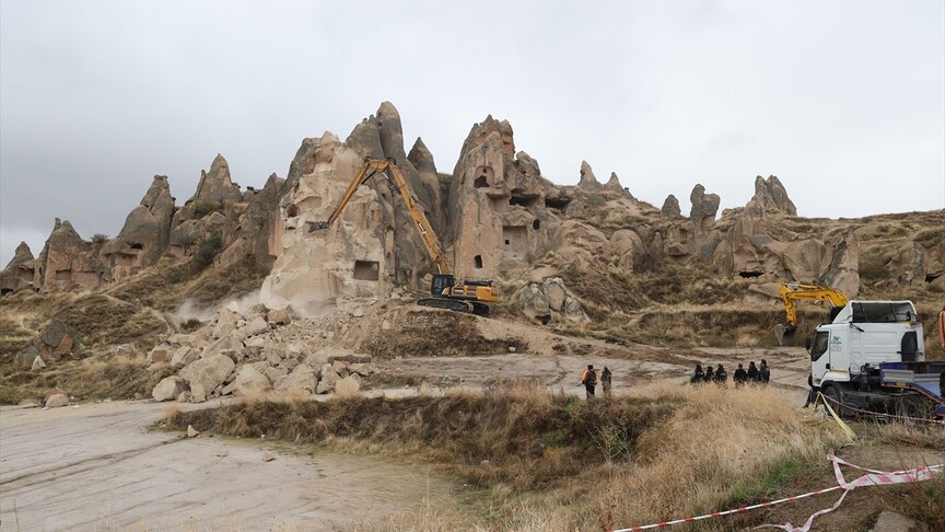 Nevşehir'de kopan kaya parçalarının bulunduğu alanda enkaz kaldırma çalışması yapılıyor