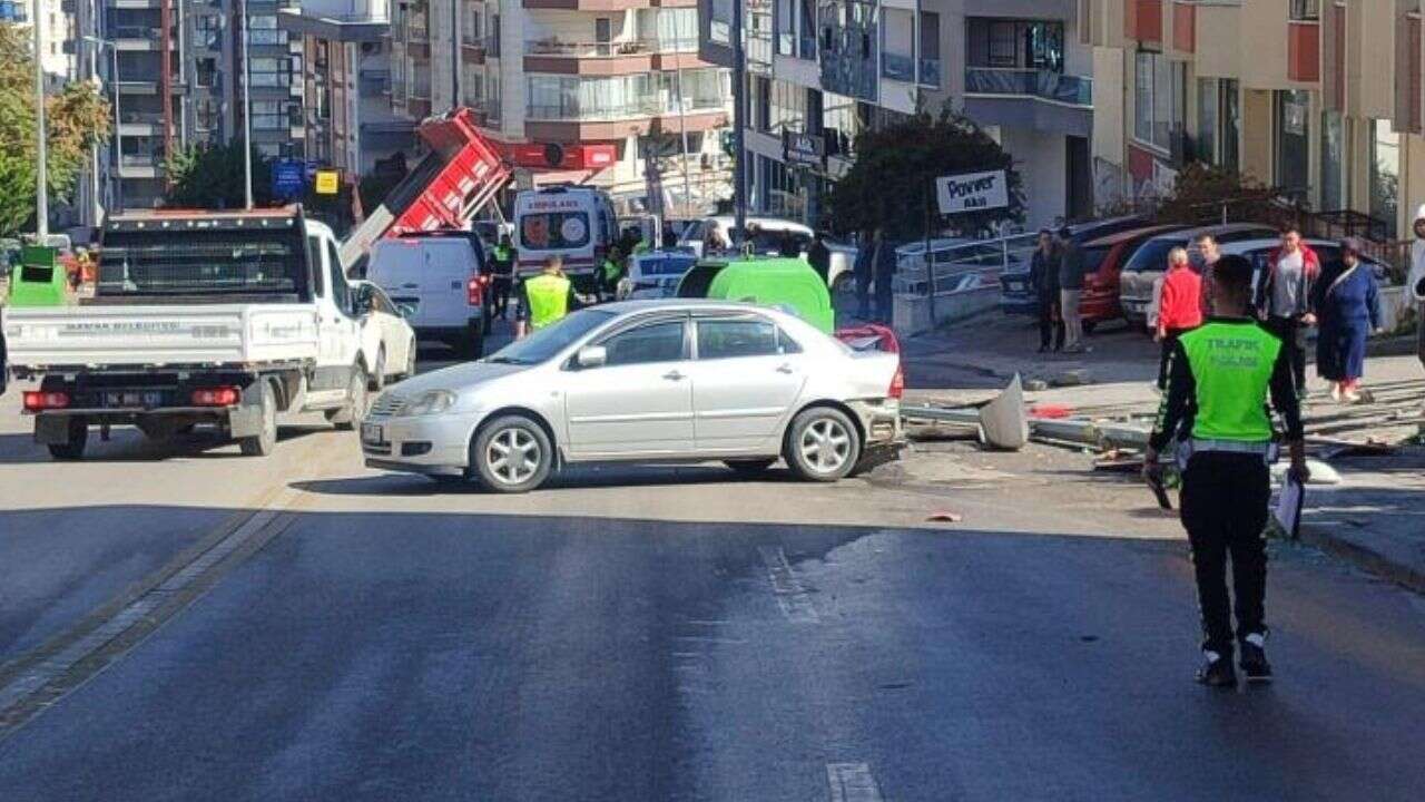 Ankara'da feci kaza: Kamyonet, park halindeki 3 araca çarptı