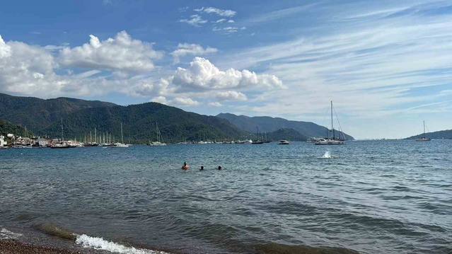 Marmaris'te sağanak sonrası sıcaklık 30 dereceye yaklaştı, turistler denize girdi