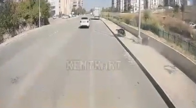 Edirne'de motosiklet kaldırıma çarptı, sürücü yaralandı, kaza anı kameraya yansıdı
