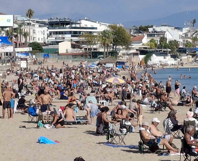 Didim'de sonbahar ortasında 25 derece dolayındaki hava Altınkum Plajı'nı doldurdu