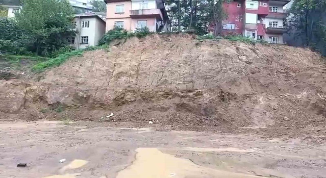 Zonguldak'ta şiddetli yağışın ardından heyelan nedeniyle istinat duvarı çöktü