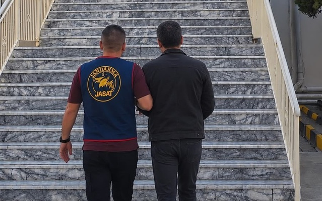 Söke'de hakaretten 12 yıl hapis cezasıyla aranan şahıs cezaevine teslim edildi