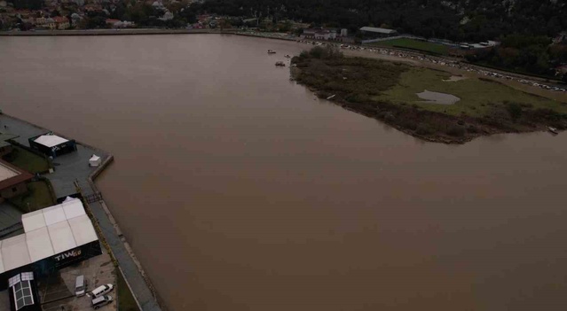 İstanbul'da sağanak hayatı felç etti, Haliç çamura bulanıp dronla görüntülendi