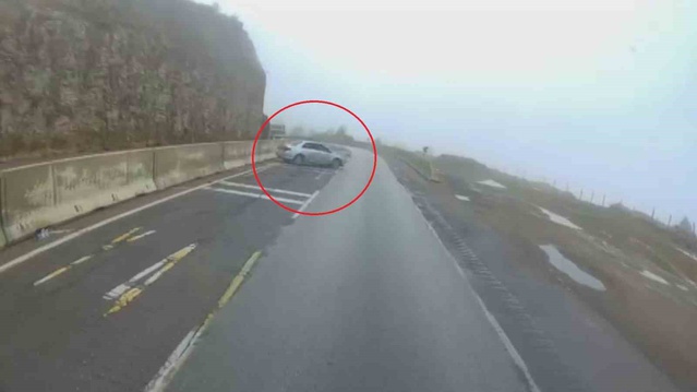 Hatay'da kontrolden çıkan otomobil refüje çarptı, kaza anı tır kamerasına yansıdı