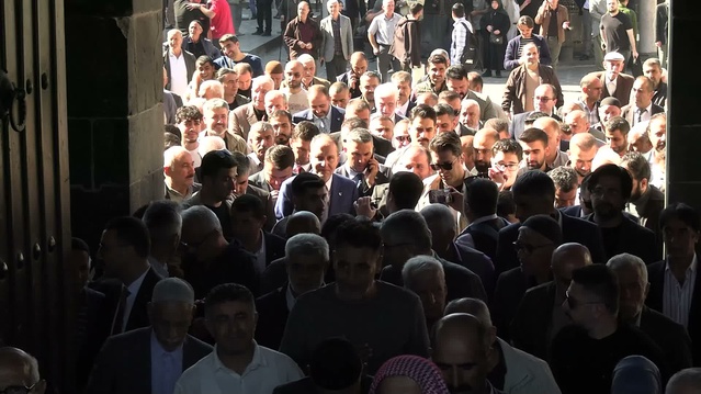 Erbakan, Azerbaycan'ın giriş yasağına rağmen ana dilde eğitim sözü verdi