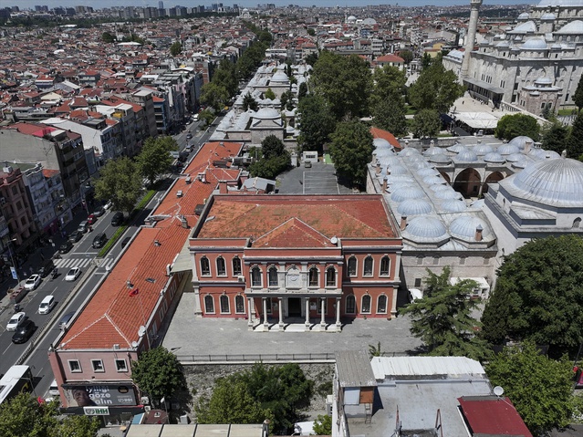 Fatih'teki Taş Mektep, deprem ve onarımlara rağmen 157 yıldır eğitime devam ediyor