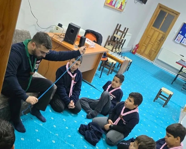 Sinop Boyabat'ta sabah namazında buluşan izcilere camadan düğümü eğitimi verildi