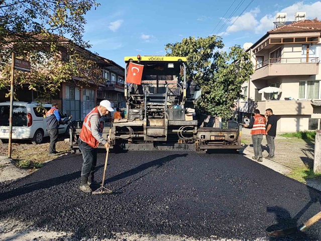 Düzce Belediyesi asfalt çalışmalarını yağmurun ardından kaldığı yerden sürdürüyor