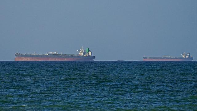Hindistan, Hürmüz Boğazı'nda isabet alan tankerdeki 5 vatandaşının kurtarıldığını bildirdi