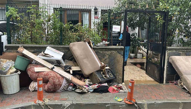 İstanbul Beykoz'da sağanak evleri su bastı, eşyalar kullanılamaz hale geldi.