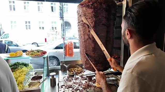 Berlin'de Saim Aygün, 'Steak Döner' yerine yaprak döner denmesi çağrısında bulundu