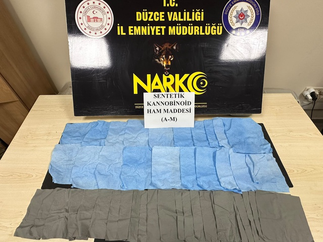 Düzce polisi iki otobüste 22 milyon TL'lik uyuşturucu ele geçirdi, 2 şüpheli tutuklandı