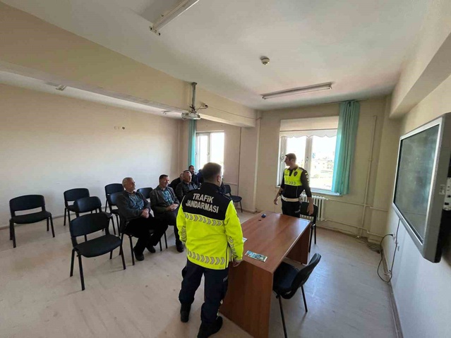 Kars Akyaka'da servis şoförlerine öğrenci taşıma güvenliği eğitimi verildi