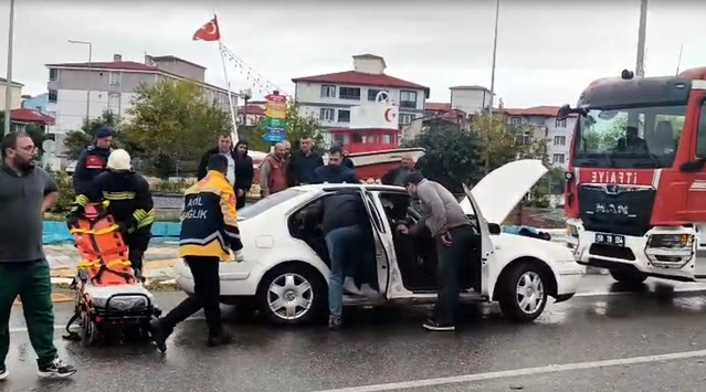 Tekirdağ Saray'da iki otomobil çarpıştı, sürücüler yara almazken 1 kişi yaralandı