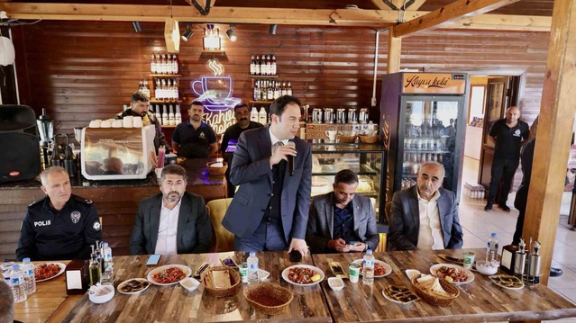 Akçadağ Belediye Başkanı Hasan Ulutaş, Muhtarlar Günü'nde muhtarlarla buluştu