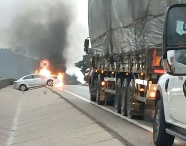 Çanakkale Güzelyalı'da otomobilin motoru alev aldı, araç kullanılamaz hale geldi