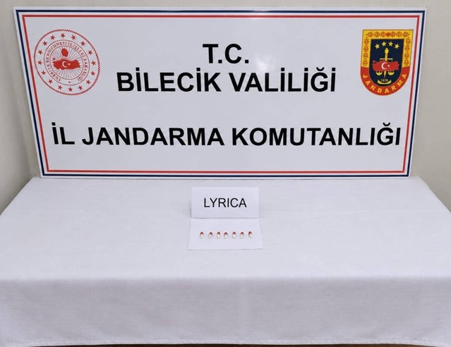 Bilecik Söğüt'te jandarma yol kontrolünde bir şahsın üzerinde 7 uyuşturucu hap buldu
