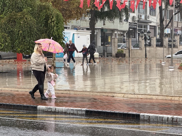 Tekirdağ'da sağanak Hükümet ve Hayrabolu caddelerinde su birikintisi oluşturdu