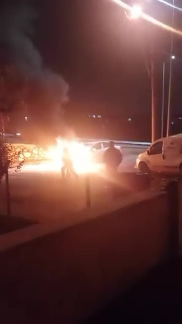 Kocaeli Körfez'de yanan otomobil itfaiye ekiplerince söndürüldü, maddi hasar oluştu