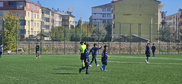 Muş Bulanık Kaymakamı Koşansu, Gençlerbirliği-Bilican maçında sporcuları tebrik etti