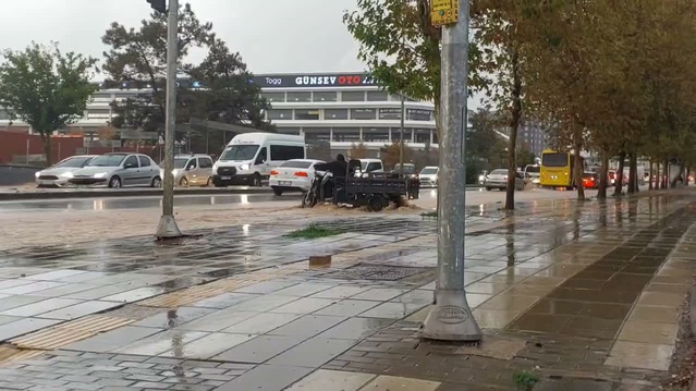 Gaziantep'te öğle sonrası sağanak, bazı noktalarda küçük çaplı taşkınlara yol açtı