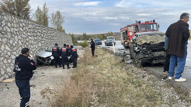 Çorum Alaca'da iki otomobil çarpıştı, aynı araçtaki 4 kişi öldü, 2 kişi yaralandı