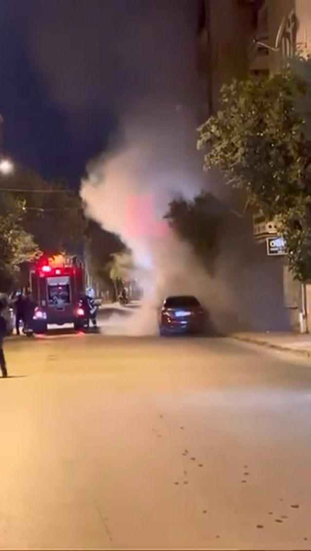 Elazığ'da park halindeki otomobil dün gece yandı, itfaiye ekipleri söndürdü