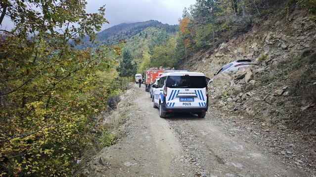 Artvin Atatepe'de freni tutmayan kamyonet ters döndü, 2 kişi hafif yaralandı