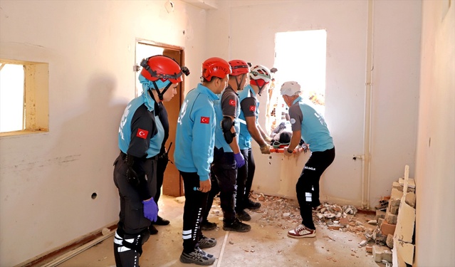 Şanlıurfa Bozova'da UMKE deprem tatbikatı eski devlet hastanesinde yapıldı