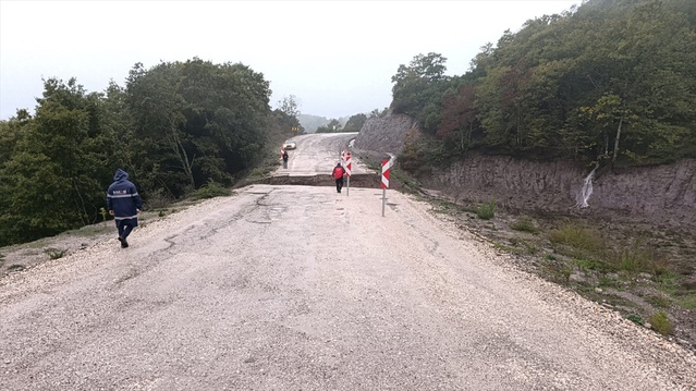 Balıkesir Gönen'de sel suları yolu çökertti, Canbaz-Fındıklı bağlantısı kapandı